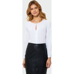 Elegancka bluzka z ozdobną koronką. Szare koszule damskie Greenpoint, w koronkowe wzory, z poliesteru, eleganckie, bez kołnierzyka, bez rękawów. Za 29,99 zł.