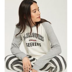 Bluza z reglanowymi rękawami - Jasny szar. Szare bluzy damskie marki Sinsay, l. W wyprzedaży za 19,99 zł.