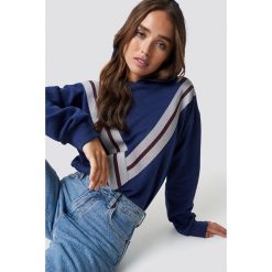 NA-KD Bluza z kapturem z nadrukiem V - Blue. Niebieskie bluzy damskie z nadrukiem marki NA-KD, z długim rękawem, długie, z kapturem. Za 181,95 zł.