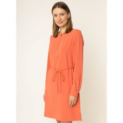 Sukienka codzienna Calvin Klein Travel Crepe K20K201542. Pomarańczowe sukienki damskie Calvin Klein, na co dzień, bez wzorów, bez kołnierzyka, bez rękawów, proste. W wyprzedaży za 479,00 zł.