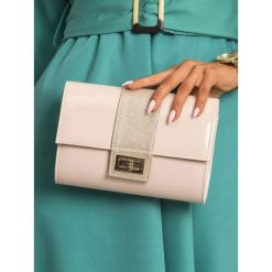Kopertówka wizytowa lakierowana Rovicky W66 beżowa - ecru. Brązowe kopertówki damskie ROVICKY, na co dzień, w paski, ze skóry ekologicznej, eleganckie, na ramię, małe, lakierowane, bez dodatków. Za 59,99 zł.