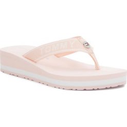 Japonki TOMMY HILFIGER - Tommy Branding Beach Sandal FW0FW02953 Silver Peony 642. Klapki damskie TOMMY HILFIGER. W wyprzedaży za 149,00 zł.