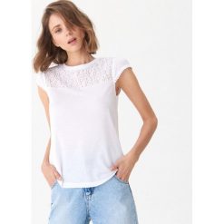 Bluzka z ażurową wstawką - Biały. Białe bluzki damskie House, xl, bez wzorów, bez kołnierzyka, bez rękawów. Za 39,99 zł.
