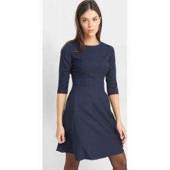 Rozkloszowana sukienka. Niebieskie sukienki damskie Orsay, na imprezę, bez wzorów, z elastanu, wizytowe, bez kołnierzyka, bez rękawów, rozkloszowane. Za 139,99 zł.