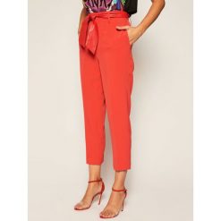 Spodnie materiałowe Guess Hope W0YB42 WB4H2. Zielone spodnie damskie Guess, xs, z aplikacjami, z tkaniny. Za 449,00 zł.
