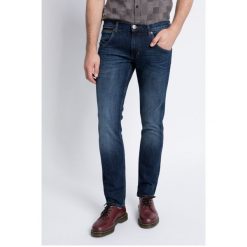 Wrangler - Jeansy Spencer Burning Brick. Niebieskie jeansy męskie marki Wrangler, z aplikacjami, z obniżonym stanem. W wyprzedaży za 219,90 zł.