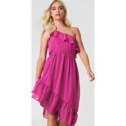 Andrea Hedenstedt x NA-KD Asymetryczna sukienka na jedno ramię - Pink. Różowe sukienki damskie Andrea Hedenstedt x NA-KD, bez wzorów, z poliesteru, z asymetrycznym kołnierzem, bez rękawów, asymetryczne. W wyprzedaży za 48,58 zł.