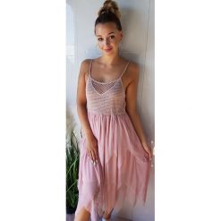 Różowa sukienka BEVERLY. Różowe sukienki damskie Divinostyle, uniwersalny, bez wzorów, z poliesteru, bez kołnierzyka, bez rękawów. W wyprzedaży za 79,00 zł.