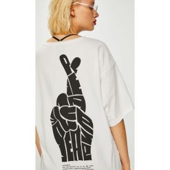 Answear - Top Manifest Your Style Peace Please. Białe topy damskie marki ANSWEAR, s, z nadrukiem, z bawełny, z okrągłym kołnierzem. W wyprzedaży za 49,90 zł.