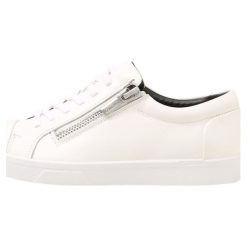 Calvin Klein IBRAHIM Sneakersy niskie white. Białe sneakersy męskie Calvin Klein, bez zapięcia. Za 659,00 zł.