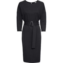 Sukienka oversize z paskiem bonprix czarny. Czarne sukienki damskie bonprix, w paski, bez kołnierzyka, bez rękawów, oversize. Za 64,99 zł.