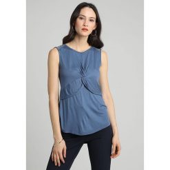 Top w kolorze szaroniebieskim. Szare bluzki damskie Kiomi, Mint & Berry, Youturn, bez wzorów, z okrągłym kołnierzem. W wyprzedaży za 42,95 zł.