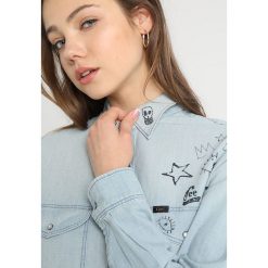 Lee OVERSIZED WESTERN Koszula bleach doodle. Niebieskie bluzki damskie marki Lee, m, bez wzorów, z bawełny, bez kołnierzyka, bez rękawów. Za 419,00 zł.