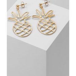 MALAIKARAISS PINEAPPLE Kolczyki goldcoloured. Żółte kolczyki damskie marki MALAIKARAISS. W wyprzedaży za 367,95 zł.