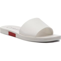 Klapki CALVIN KLEIN - Ramie E8920 White/Cherry. Białe klapki damskie Calvin Klein, bez wzorów, ze skóry ekologicznej, bez obcasa. W wyprzedaży za 289,00 zł.