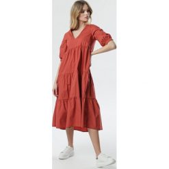 Łososiowa Sukienka Sabra. Różowe sukienki damskie Born2be, s, bez wzorów, eleganckie, z falbankami, z krótkim rękawem, krótkie, midi, rozkloszowane. Za 149,99 zł.
