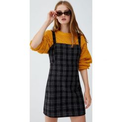 Sukienka na ramiączkach w kratkę. Szare sukienki damskie Pull&Bear, w kratkę, bez kołnierzyka, bez rękawów. Za 79,90 zł.