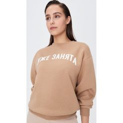 Bluza z napisem - Beżowy. Brązowe bluzy damskie Sinsay, s, z napisami, bez rękawów, bez kaptura. Za 39,99 zł.