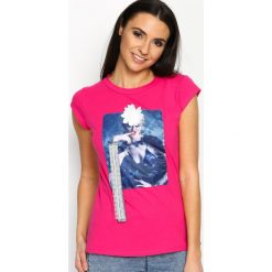 Fuksjowy T-shirt Added Value. Różowe bluzki damskie marki Born2be, s, z aplikacjami, z okrągłym kołnierzem, z krótkim rękawem. Za 24,99 zł.