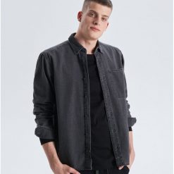 Jeansowa koszula o kroju comfort - Szary. Szare koszule męskie marki Cropp, s, bez wzorów, z jeansu, bez kołnierzyka, bez rękawów. Za 99,99 zł.
