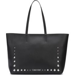 Calvin Klein Must Medium Torebka Czarny. Czarne torebki klasyczne damskie Calvin Klein, bez wzorów, z materiału, bez dodatków. Za 686,95 zł.
