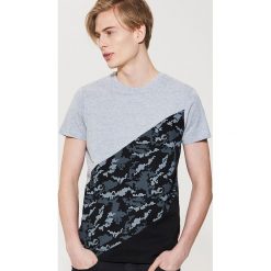 T-shirty męskie: T-shirt z panelem i napisem – Czarny