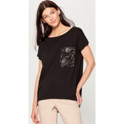 Koszulka oversize z kieszonką - Czarny. Czarne t-shirty damskie Mohito, l. Za 59,99 zł.