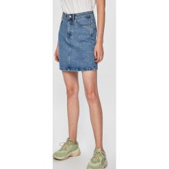 Vero Moda - Spódnica jeansowa. Niebieskie spódniczki damskie Vero Moda, na co dzień, s, bez wzorów, z bawełny, casualowe, z podwyższonym stanem, mini, proste. W wyprzedaży za 79,90 zł.