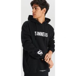 Bluza z nadrukiem na plecach - Czarny. Czarne bluzy męskie Cropp, s, z nadrukiem, z dekoltem na plecach, bez rękawów, bez kaptura. Za 129,99 zł.