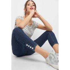Dopasowane jeansy z guzikami. Niebieskie jeansy damskie Orsay. Za 119,99 zł.