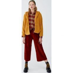 Bluza ze sztucznego baranka z kapturem. Szare bluzy damskie Pull&Bear, bez wzorów, bez rękawów, z kapturem. Za 109,00 zł.