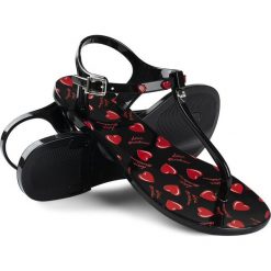 Sandały Love Moschino. Czarne sandały damskie Love Moschino, bez wzorów, bez obcasa, bez zapięcia. Za 349,00 zł.