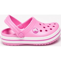 Crocs - Klapki dziecięce. Różowe sandały dziewczęce Crocs, z materiału, z okrągłym noskiem, bez zapięcia. Za 139,90 zł.