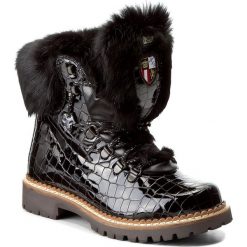 Botki NEW ITALIA SHOES - 1515404A/1 Black. Czarne buty zimowe damskie marki New Italia Shoes, z lakierowanej skóry, na obcasie. W wyprzedaży za 649,00 zł.