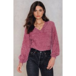 Swetry klasyczne damskie: NA-KD Trend Sweter z dzianiny z głębokim dekoltem V – Pink