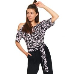 Bluzka printowana z odkrytymi ramionami. Czarne bluzki damskie Top Secret, bez wzorów, z tkaniny, eleganckie, bez kołnierzyka, z krótkim rękawem. W wyprzedaży za 24,99 zł.