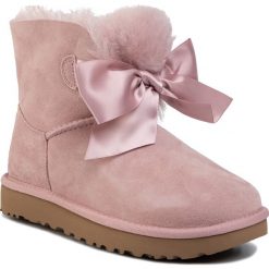 Buty UGG - W Gita Bow Mini 1098360 Pcry. Różowe kozaki damskie Ugg, ze skóry, bez obcasa, bez zapięcia. W wyprzedaży za 729,00 zł.