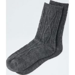 Skarpetki z grubej dzianiny z wypukłym wzorem. Szare skarpetki damskie marki Pull&Bear, bez wzorów, z dzianiny. Za 24,90 zł.