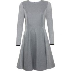 Sukienka. Szare sukienki damskie dzianinowe marki Simple, rozkloszowane. Za 489,90 zł.