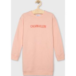 Calvin Klein Jeans - Sukienka dziecięca 128-176 cm. Różowe sukienki dziewczęce Calvin Klein Jeans, z nadrukiem, z elastanu, casualowe, z długim rękawem, długie, mini, proste. W wyprzedaży za 199,90 zł.