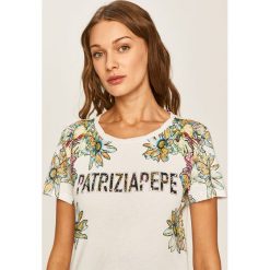 Patrizia Pepe - T-shirt. Białe bluzki damskie Patrizia Pepe, s, z nadrukiem, z bawełny, z okrągłym kołnierzem. Za 389,90 zł.