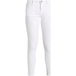 Dorothy Perkins HARPER Jeansy Slim Fit white. Białe rurki damskie Dorothy Perkins. W wyprzedaży za 125,10 zł.