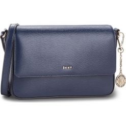 Torebka DKNY - Bryant Md Flap Cbody R82E3467 Navy NVY. Niebieskie torebki damskie wizytowe DKNY, bez wzorów, ze skóry, bez dodatków. W wyprzedaży za 429,00 zł.