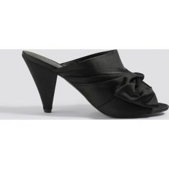 NA-KD Shoes Klapki mule z kokardą - Black. Czarne klapki damskie NA-KD Shoes, na wysokim obcasie, na obcasie. Za 121,95 zł.