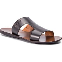 Klapki TOMMY HILFIGER - Hilfiger Leather Slipon Sandal FM0FM02152 Black 990. Czarne klapki męskie TOMMY HILFIGER, bez wzorów, ze skóry. Za 299,00 zł.