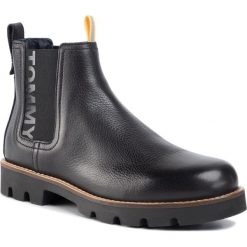 Sztyblety TOMMY JEANS - Tommy Jeans Light Chelsea EM0EM00363 Magnet PC9. Czarne sztyblety męskie Tommy Jeans, z jeansu, bez zapięcia. W wyprzedaży za 359,00 zł.