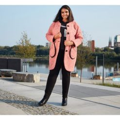 Długi płaszcz kardigan Kala w odcieniu melanżowego malinowego różu duże rozmiary. Różowe płaszcze damskie Moda Size Plus Iwanek, na jesień, s, bez wzorów, z wełny, eleganckie, z długim rękawem, długie, bez kaptura. Za 189,00 zł.