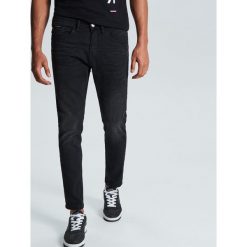 Jeansy carrot - Czarny. Czarne jeansy męskie Cropp, m, bez wzorów. Za 129,99 zł.