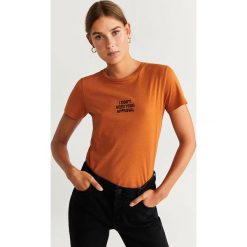 Mango - T-shirt Text. Brązowe bluzki damskie Mango, s, z haftami, z bawełny, casualowe, z okrągłym kołnierzem. Za 49,90 zł.