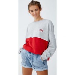 Dwukolorowa bluza z flagą. Szare bluzy damskie Pull&Bear, bez wzorów, bez rękawów, bez kaptura. Za 89,90 zł.